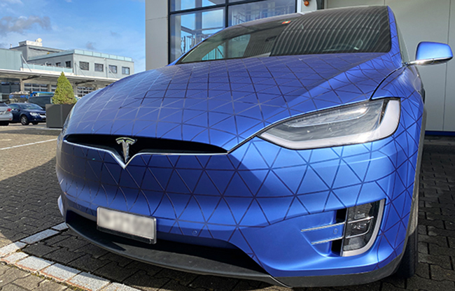 Tesla Vollverklebung, Fahrzeugbeschriftung