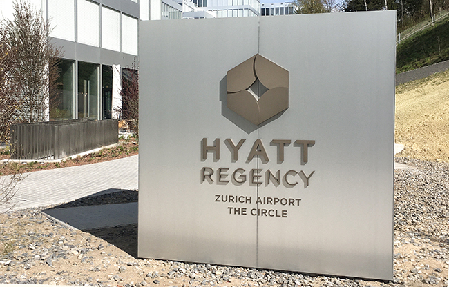 Hyatt 3D-Logo Werbestele